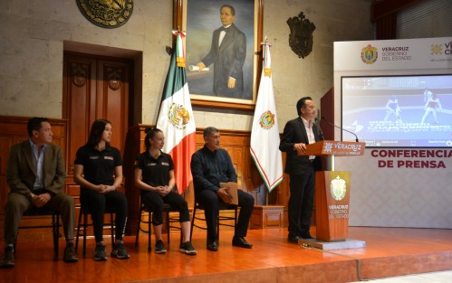 El gobernador Cuitláhuac García Jiménez en compañía de autoridades del deporte y de las campeonas de Taekwondo Daniela Souza y Leslie Soltero, anunciaron un evento de esta disciplina que se va a realizar el fin de semana en el Velódromo de la ciudad. 