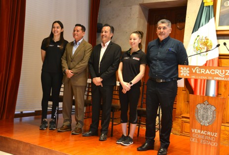 El gobernador Cuitláhuac García Jiménez en compañía de autoridades del deporte y de las campeonas de Taekwondo Daniela Souza y Leslie Soltero, anunciaron un evento de esta disciplina que se va a realizar el fin de semana en el Velódromo de la ciudad. 