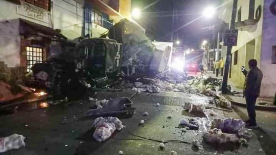 La madrugada de este miércoles un tráiler sin frenos, cargado de verdura,  chocó contra dos camiones torton y 6 casas, en pleno centro de Atzalan, Ver.. Afortundamente el conductor sólo resultó lesionado,pero los daños materiales fueron cuantiosos.