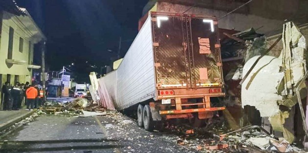 La madrugada de este miércoles un tráiler sin frenos, cargado de verdura,  chocó contra dos camiones torton y 6 casas, en pleno centro de Atzalan, Ver.. Afortundamente el conductor sólo resultó lesionado,pero los daños materiales fueron cuantiosos.