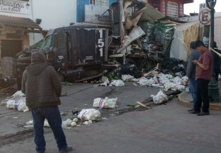 Cerca de las 4:00 horas de este miércoles, un tráiler que transportaba frutas y verduras, se quedó sin frenos, de nueva cuenta en la zona centro de Atzalan, sobre la carretera federal Altotonga a Tlapacoyan, exactamente en el tramo del reloj de Atzalan al puente, en el centro de este municipio.