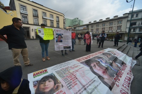 Familiares de Fátima Cristal González Patlas, menor desaparecida desde hace dos meses se manifestaron en Plaza Lerdo para exigir nuevamente a las autoridades su aparición. 