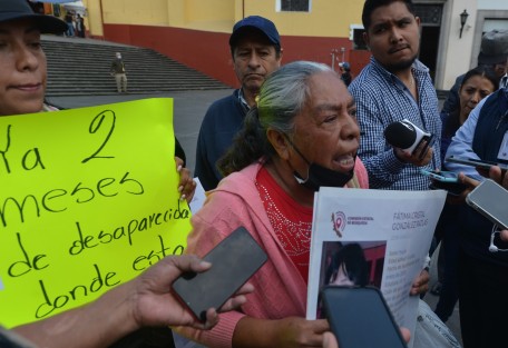 Familiares de Fátima Cristal González Patlas, menor desaparecida desde hace dos meses se manifestaron en Plaza Lerdo para exigir nuevamente a las autoridades su aparición. 