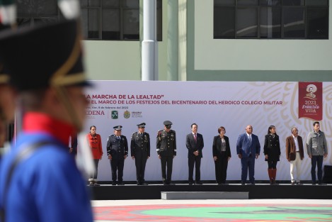 Acompañado por la presidenta de la Mesa Directiva del Congreso del Estado, diputada Margarita Corro Mendoza, el titular del Poder Ejecutivo atestiguó la salva de fusilería, desfile y honores a la bandera, a cargo del personal adscrito a la 26/a Zona Militar, comandada por el General José Francisco Camarena Hernández.