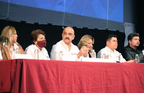  El presidente municipal Ricardo Ahued Bardahuil asistió a la reunión de Brigadas de promoción a la lectura Mujeres Insurgentes, organizada para Xalapa y la región, donde reiteró el compromiso de su Administración con la cultura y la lectura; especialmente con actividades como las que realiza la maestra Julieta Jiménez Torres al frente de estas brigadas.