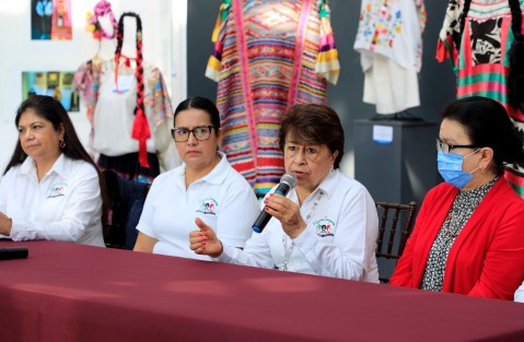  El presidente municipal Ricardo Ahued Bardahuil asistió a la reunión de Brigadas de promoción a la lectura Mujeres Insurgentes, organizada para Xalapa y la región, donde reiteró el compromiso de su Administración con la cultura y la lectura; especialmente con actividades como las que realiza la maestra Julieta Jiménez Torres al frente de estas brigadas.