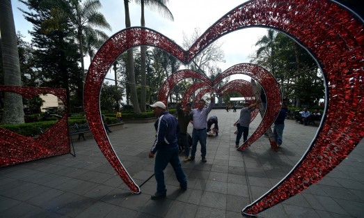 Trabajadores del ayuntamiento de Xalapa colocan en el parque Juárez, adornos con motivo del día del amor, para que las parejas se puedan tomar su selfies en este día de San Valentín. 
