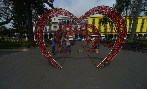 Trabajadores del ayuntamiento de Xalapa colocan en el parque Juárez, adornos con motivo del día del amor, para que las parejas se puedan tomar su selfies en este día de San Valentín. 
