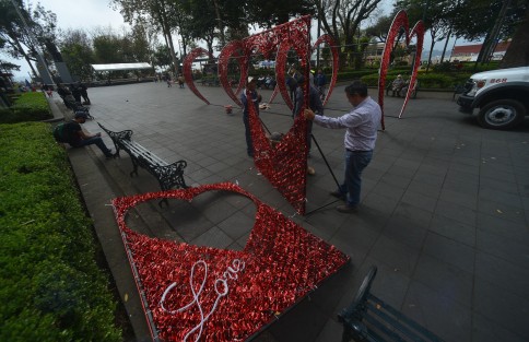 Trabajadores del ayuntamiento de Xalapa colocan en el parque Juárez, adornos con motivo del día del amor, para que las parejas se puedan tomar su selfies en este día de San Valentín. 

