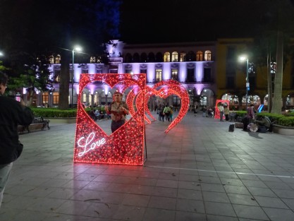 Xalapeños y visitantes ya pueden, desde ayer viernes, tomarse la foto del recuerdo con la temática del Día del Amor y la Amistad, en las estructuras que el Ayuntamiento instaló en el parque Juárez, iniciativa que fue bien recibida por gran parte de la población.
