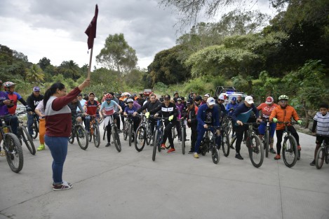 Junto con autoridades y pobladores en una rodada ciclista, el gobernador Cuitláhuac García Jiménez inauguró la carretera Actopan–El Zetal, a donde la Secretaría de Infraestructura y Obras Públicas (SIOP) llevó justicia social mediante pavimento hidráulico, pues hasta hace poco el camino permanecía en terracería.