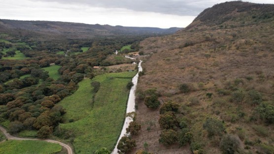  Junto con autoridades y pobladores en una rodada ciclista, el gobernador Cuitláhuac García Jiménez inauguró la carretera Actopan-El Zetal, a donde la Secretaría de Infraestructura y Obras Públicas (SIOP) llevó justicia social mediante pavimento hidráulico, pues hasta hace poco el camino permanecía en terracería.