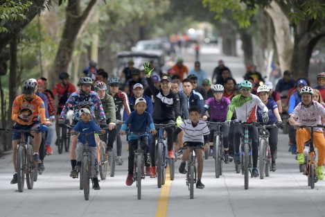  Junto con autoridades y pobladores en una rodada ciclista, el gobernador Cuitláhuac García Jiménez inauguró la carretera Actopan-El Zetal, a donde la Secretaría de Infraestructura y Obras Públicas (SIOP) llevó justicia social mediante pavimento hidráulico, pues hasta hace poco el camino permanecía en terracería.