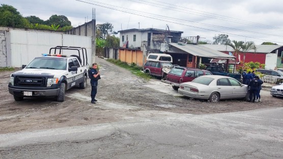 Tras un reporte al sistema de emergencia 911, elementos de la Secretaría de Seguridad Pública y policía municipal de Tlapacoyan aseguraron la tarde de este domingo al conductor de un vehículo BMW color gris de modelo atrasado, al contar con el reporte de que presuntamente transportaba un arma de fuego tipo revolver, en su unidad.
