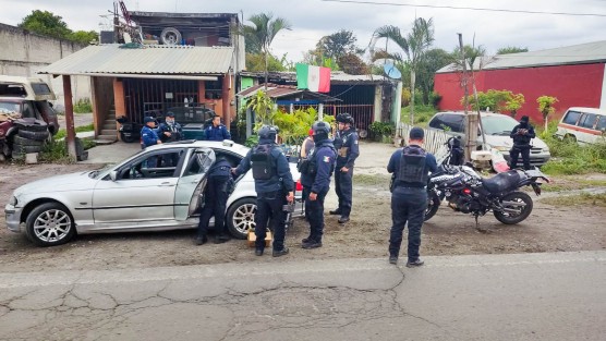 Tras un reporte al sistema de emergencia 911, elementos de la Secretaría de Seguridad Pública y policía municipal de Tlapacoyan aseguraron la tarde de este domingo al conductor de un vehículo BMW color gris de modelo atrasado, al contar con el reporte de que presuntamente transportaba un arma de fuego tipo revolver, en su unidad.
