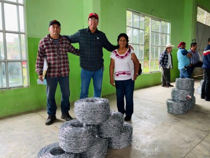 En la localidad Cristóbal Hidalgo del municipio de Yecuatla Gobierno del Estado entregó de manera directa y sin intermediarios, insumos ganaderos como rollos de alambre de pías, láminas, así como tinacos de 1,100 litros, desbrozadoras Honda, picadoras de forraje, aperos, entre otros, a beneficiarios de localidades de Yecuatla, Colipa, Chiconquiaco y Juchique de Ferrer.
