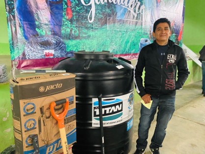 En la localidad Cristóbal Hidalgo del municipio de Yecuatla Gobierno del Estado entregó de manera directa y sin intermediarios, insumos ganaderos como rollos de alambre de pías, láminas, así como tinacos de 1,100 litros, desbrozadoras Honda, picadoras de forraje, aperos, entre otros, a beneficiarios de localidades de Yecuatla, Colipa, Chiconquiaco y Juchique de Ferrer.
