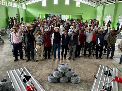 En la localidad Cristóbal Hidalgo del municipio de Yecuatla Gobierno del Estado entregó de manera directa y sin intermediarios, insumos ganaderos como rollos de alambre de pías, láminas, así como tinacos de 1,100 litros, desbrozadoras Honda, picadoras de forraje, aperos, entre otros, a beneficiarios de localidades de Yecuatla, Colipa, Chiconquiaco y Juchique de Ferrer.
