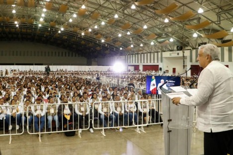 El Presidente de la República, Andrés Manuel López Obrador, se reunió  en el World Trade Center  de Boca del Río, con los responsables de dar cumplimiento a la política social del Gobierno de la República, los Servidores de la Nación.