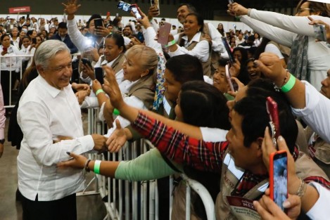 El Presidente de la República, Andrés Manuel López Obrador, se reunió  en el World Trade Center  de Boca del Río, con los responsables de dar cumplimiento a la política social del Gobierno de la República, los Servidores de la Nación.