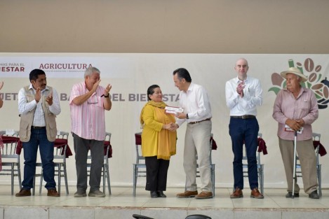 Tenemos que levantar la producción, tenemos que sembrar y elevar al campesino de Veracruz al nivel que le corresponde, destacó el gobernador Cuitláhuac García Jiménez durante la entrega de tarjetas a los 840 beneficiarios de Producción para el Bienestar en Manlio Fabio Altamirano, Ver..