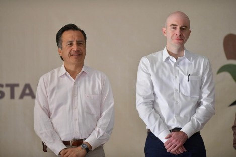 Acompañado por el coordinador nacional de Programas para el Desarrollo, Carlos Torres Rosas, señaló que el presidente Andrés Manuel López Obrador les encargó estar cerca de la gente, pues la transformación debe seguir y el apoyo al campo ser permanente; por eso este año llegará a todos los que cultivan maíz el esquema de Fertilizantes para el Bienestar, cuyos insumos son gratuitos.