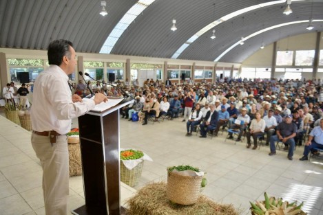 Tenemos que levantar la producción, tenemos que sembrar y elevar al campesino de Veracruz al nivel que le corresponde, destacó el gobernador Cuitláhuac García Jiménez durante la entrega de tarjetas a los 840 beneficiarios de Producción para el Bienestar en Manlio Fabio Altamirano, Ver..