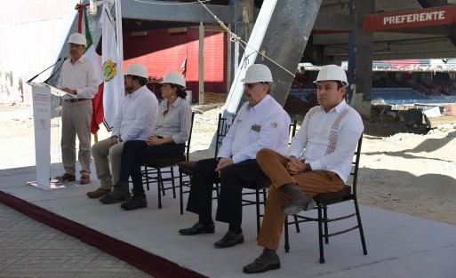  En conferencia de prensa desde la obra de rehabilitación del estadio Luis Pirata Fuente, el gobernador Cuitláhuac García detalló que se invierten 400 millones de pesos en una primera etapa.