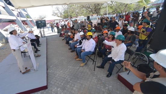  En conferencia de prensa desde la obra de rehabilitación del estadio Luis Pirata Fuente, el gobernador Cuitláhuac García detalló que se invierten 400 millones de pesos en una primera etapa.