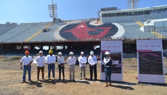  En conferencia de prensa desde la obra de rehabilitación del estadio Luis Pirata Fuente, el gobernador Cuitláhuac García detalló que se invierten 400 millones de pesos en una primera etapa.