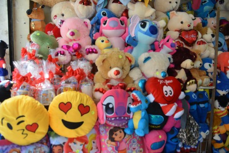 Comerciantes llenaron sus negocios con mercancía para aquellos que este día intentaron hacerlo especial para sus parejas y amigos, y  de paso reactivar la economía. 