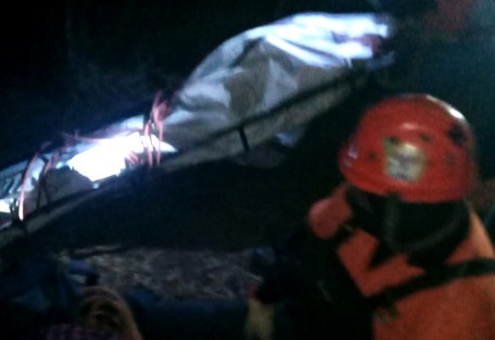 Los restos de dos cuerpos en avanzado estado descomposición fueron localizados muy cerca del fraccionamiento Cuatro Soles, a 20 minutos de la ciudad de Xalapa. Al parecer ambos tenían impactos de bala y de uno sólo encontraron el torso. 