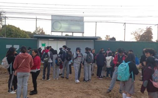 Un aproximado de 500 estudiantes del bachillerato Unidad y Trabajo se quedaron sin clases este miércoles ya que los docentes tomaron el plantel en protesta por la designación de un nuevo director, de quien refieren, viene de otra institución y con mala nota. 