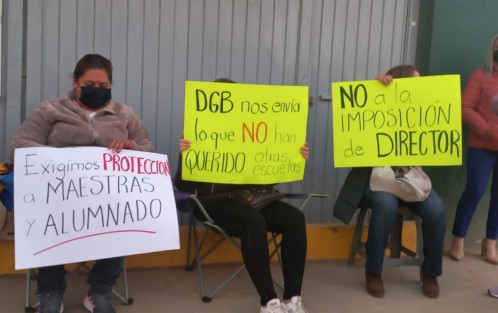 Los docentes inconformes señalan que el nuevo director, Marco Antonio Lozano Valdana, viene de Bachilleres Veracruz, de donde fue removido por señalamientos de acoso laboral, por lo que tuvo problemas con varios docentes, y no quieren repetir la situación. 