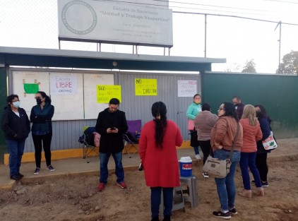 Los docentes inconformes señalan que el nuevo director, Marco Antonio Lozano Valdana, viene de Bachilleres Veracruz, de donde fue removido por señalamientos de acoso laboral, por lo que tuvo problemas con varios docentes, y no quieren repetir la situación. 
