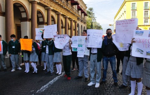 Estudiantes de la telesecundaria Frida Kahlo, del fraccionamiento Cuatro Soles municipio de Naolinco, se manifestaron con bloqueo frente a Palacio de Gobierno
para pedir que se condone adeudo que mantienen con CFE. 

