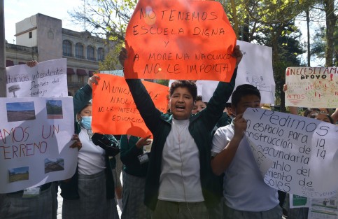 Estudiantes de la telesecundaria Frida Kahlo, del fraccionamiento Cuatro Soles municipio de Naolinco, se manifestaron con bloqueo frente a Palacio de Gobierno
para pedir que se condone adeudo que mantienen con CFE. 

