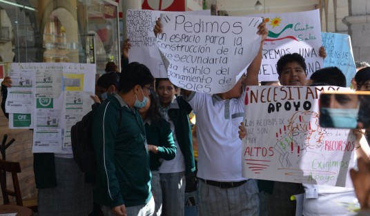 Estudiantes de la telesecundaria Frida Kahlo, del fraccionamiento Cuatro Soles municipio de Naolinco, se manifestaron con bloqueo frente a Palacio de Gobierno
para pedir que se condone adeudo que mantienen con CFE. 

