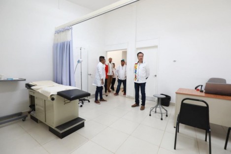 El Gobernador Cuitláhuac García visitó el Centro de Salud de Tlacojalpan, para verificar que ya está al 100 brindando consultas y servicios a los habitantes de esa localidad.