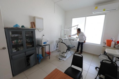 El Gobernador Cuitláhuac García visitó el Centro de Salud de Tlacojalpan, para verificar que ya está al 100 brindando consultas y servicios a los habitantes de esa localidad.