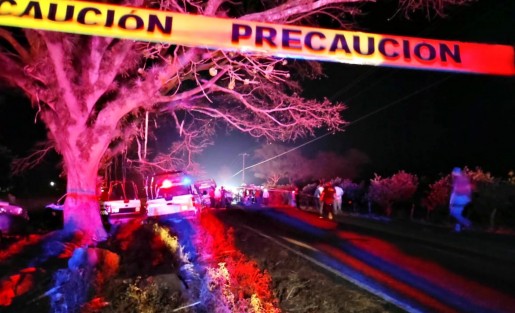 La noche de este miércoles, aproximadamente a la 20:00 hrs. se suscitó un accidente en la carretera Coatepec- Jalcomulco, a la altura de la localidad de Tuzamapan, cuando una camioneta Ford tipo Van se impactó contra un autobús de pasajeros de la línea Azteca.  