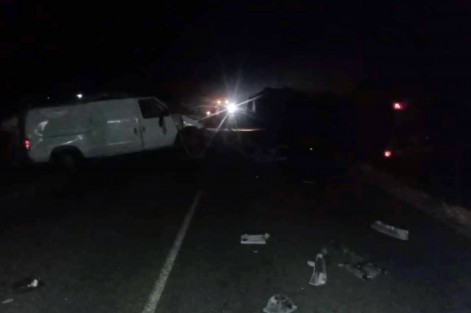 La camioneta se impactó de frente contra el autobús, por lo que la unidad de transporte público se salió del camino. El accidente dejó como saldo una persona fallecida, y más de una docena de heridos, mismos que fueron trasladados a hospitales de Coatepec y Xalapa, para su atención médica.