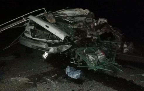 La camioneta se impactó de frente contra el autobús, por lo que la unidad de transporte público se salió del camino. El accidente dejó como saldo una persona fallecida, y más de una docena de heridos, mismos que fueron trasladados a hospitales de Coatepec y Xalapa, para su atención médica.