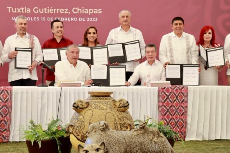 Junto a los mandatarios de Campeche, Layda Sansores San Román; Quintana Roo, Mara Lezama Espinosa; Chiapas, Rutilio Escandón Cadenas; Guanajuato, Diego Rodríguez Vallejo; Michoacán, Alfredo Ramírez Bedolla; Nayarit, Miguel Ángel Navarro Quintero; Oaxaca, Salomón Jara Cruz; Tabasco, Carlos Manuel Merino Campos, y Yucatán, Mauricio Vila Dosal; así como el coordinador de Seguridad en Jalisco, Ricardo Sánchez Beruben, rubricó el acuerdo que da constancia de la suma de voluntades en la Estrategia Nacional de Seguridad.