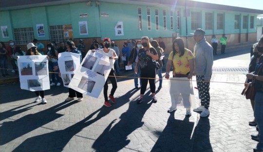 Padres de alumnos de la escuela primaria Francisco Ferrer Guardia, de Xalapa, bloquearon por algunos minutos el tránsito de la avenida Venustiano Carranza y Atletas; exigen dar mantenimiento dicho plantel. 
