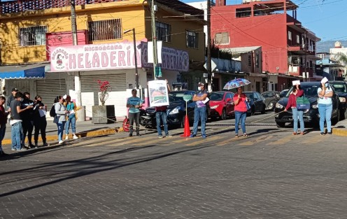 Padres de alumnos de la escuela primaria Francisco Ferrer Guardia, de Xalapa, bloquearon por algunos minutos el tránsito de la avenida Venustiano Carranza y Atletas; exigen dar mantenimiento dicho plantel. 
