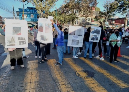 Padres de alumnos de la escuela primaria Francisco Ferrer Guardia, de Xalapa, bloquearon por algunos minutos el tránsito de la avenida Venustiano Carranza y Atletas; exigen dar mantenimiento dicho plantel. 
