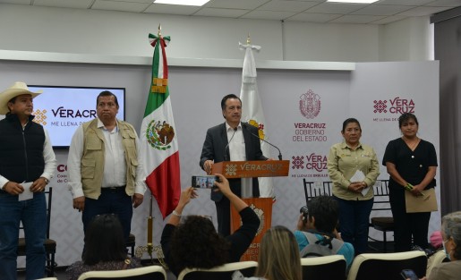 En conferencia de prensa, agradeció el respaldo de la Federación y el reconocimiento que hace a Veracruz como el estado con más técnicos agropecuarios, pues más de 500 profesionistas orientan al campesino, ganadero o acuicultor en sus métodos de trabajo, cuando el total en el resto del país apenas rebasa los mil.
