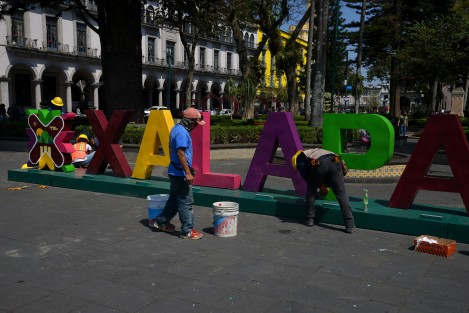 Trabajadores del Ayuntamiento de Xalapa le dan un retoque a las letras de Xalapa del parque Juárez.  No sólo es poner, también es mantener. 