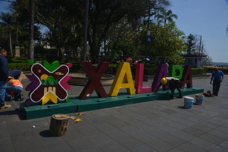 Trabajadores del Ayuntamiento de Xalapa le dan un retoque a las letras de Xalapa del parque Juárez.  No sólo es poner, también es mantener. 